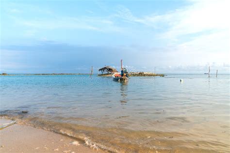 “Il Viaggio dei Pescatori” - Un'Idilliaca Scena Costiera di Romantikismo Incontenibile!