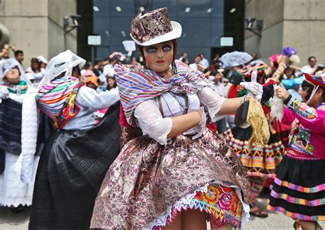 La Danza de los Macacos? Una Sinfonia di Colori e Movimento Frenetico!